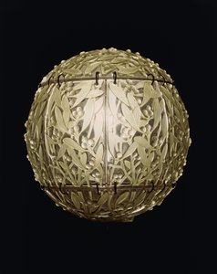 Yeşil lekeli asılı bir gölgelik olan Boule de Gui, by Rene Jules Lalique