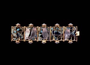 Altın, cam, emaye ve kalsedon baykuş ve yapraklı bileklik by Rene Jules Lalique