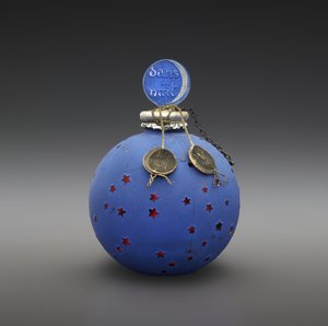 Dans la Nuit, şişe tasarımı 1924, yapımı c.1930 (cam, emaye, kağıt, yaldız ve metalik iplik) by Rene Jules Lalique