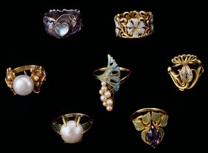 Mine, opal, inciler, ametist ve parlak pırlantalı altın, gümüş ve bakır yüzükler by Rene Jules Lalique