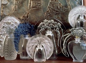 Bardakta parfüm şişesi by Rene Jules Lalique