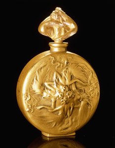 Bir koku şişesi üzerinde Rosace heykelcikleri, by Rene Jules Lalique