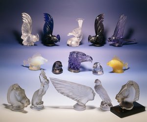 Çeşitli cam araba maskotları (kuşlar, balıklar, atlar ve insan kafası) by Rene Jules Lalique