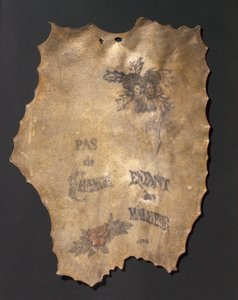 İnsan derisi, çiçek ve yazıtlarla dövülmüş, Fransızca by John Pardon