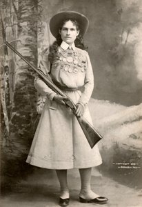 Bir Tüfek ile Annie Oakley by Richard Kyle Fox