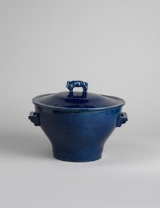 Bizon veya Çin aslanı şeklinde saplı mavi sırlı kaplı kase, 1915 dolayları by Roger Eliot Fry