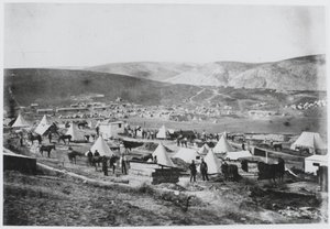 4. (Kraliçenin Kendi Işığı) Ejderhalarının Kampı by Roger Fenton