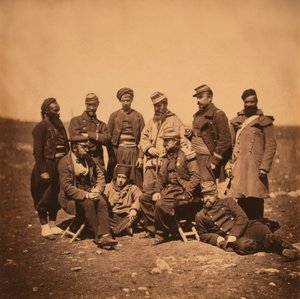 Fransız General Cisse ve Subaylar ve Askerler Grubu, Çeşitli Üniforma Stillerinde Portre; a Zouave Solda Duruyor, Kırım Savaşı, Kırım, Ukrayna by Roger Fenton