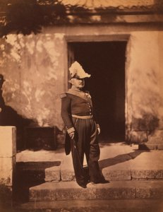Fransız Marechal Pelissier, Üniformalı ve Şapkalı Tam Boy Portre, Binanın Önünde Duruyor, Kırım Savaşı, Kırım, Ukrayna by Roger Fenton