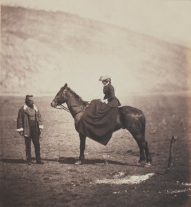 Henry Duberly Esq, Paymaster 8. (Kralın İrlanda Kraliyeti) Hafif Ejderhaları (Hussars) ve Bayan Duberly, bir ata binmiş, 1855 Kırım Savaşı ile ilgili 52 fotoğraftan oluşan bir albümden by Roger Fenton