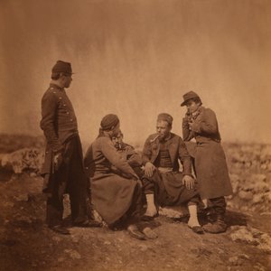 Oturan ve Sigara İçen Üç Zouave Askerinin Yanında Duran İki Fransız Askeri, Kırım Savaşı, Kırım, Ukrayna by Roger Fenton