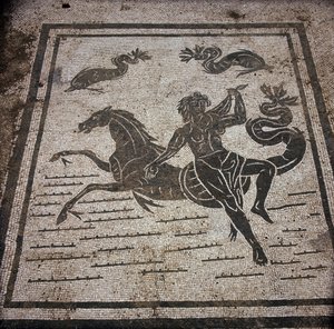 Antik Ostia (Ostia). Place des Corporations. Sabratha Denizciler Şirketi'nin mozaiği. Bir peri ve bir deniz atı. by Roman