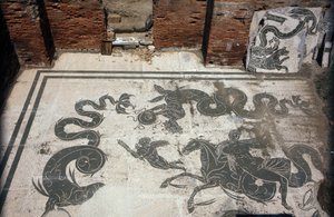 Antik Ostia (Ostia). Place des Corporations. Sabratha Denizciler Şirketi