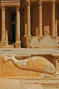 Sahne önünde oyma yunus, Sabratha, Libya, MS 190 dolayları by Roman