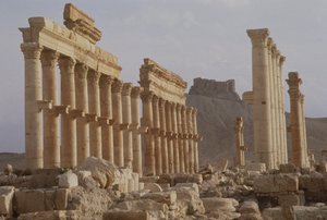 Şehrin ana eksenini oluşturan sütunlu caddenin en erken kısmı, 2. yüzyılın ilk yarısında inşa edilen 17. yüzyıldan kalma bir Arap kalesi olan Qalaat Ibn Maan