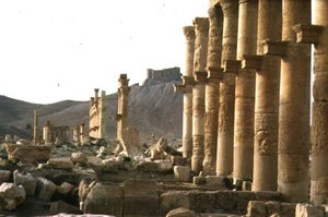 Bir mezar tapınağına ve 2. yüzyılın ilk yarısında inşa edilmiş 17. yüzyıldan kalma bir Arap kalesi olan Qalaat Ibn Maan
