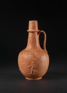 Uygulamalı insan, kuş, avuç içi ve çelenk süslemeli flagon, Kuzey Afrika (Afrika kırmızı astarlı eşya) by Roman