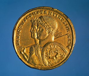 Büyük İmparator I. Konstantin'in tasviri ile dolu altın sikke (280-337) by Roman