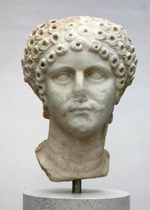 Bir kadının başı, muhtemelen Agrippina Minor, MS 50 dolayları (mermer) by Roman