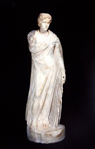 Kanephoros (mermer) by Roman