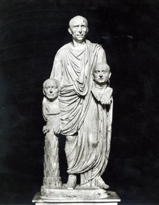 Lucius Junius Brutus atalarının büstlerini tutarken (mermer) (s/b fotoğraf) by Roman