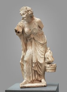 Yaşlı bir kadının mermer heykeli by Roman