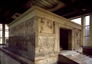 Roma Sanatı: Ara Pacis Augustae veya Augustae Barış sunağı: Roma İmparatoru Augustae tarafından MÖ 13 ve 9 yılları arasında Roma