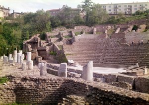 Antik Roma: Fourviere (Rhone) tepesindeki Lyon Roma tiyatrosu, MÖ 1. yüzyıldan kalma. by Roman