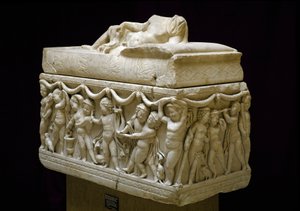 Antik Roma dönemi: Mermer lahit, yanlarda çocuk figürlerinin (aşk tanrısı) kabartmalarını süsler. Ostia'daki Isola sacra nekropolünden. 120-140 AD. karartmak 124 cm Ostiense Müzesi, Ostia by Roman