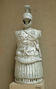 Roma sanatı: MÖ 1. yüzyıldan kalma Roma askerinin geçit töreni zırhı şeklinde silah kupası. Roma, Museo della Civilta Romana by Roman