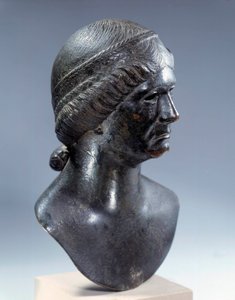 Roma sanatı: bronz kadın başı. MS 1. yüzyılın başı. Paris, Louvre Müzesi by Roman