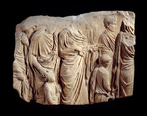 Roma sanatı: Ara Pacis Augustae (barış sunağı) geçit töreninden mermerden mimari kabartma parçası: kurban sırasında toga ve çocuk figürlerinin alayı. 13-9 M.Ö. Roma (Champ de Mars Palais Fiano) Güneş