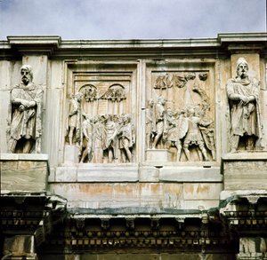 Roma sanatı: halka sübvansiyonların dağıtımını (solda) ve bir barbar liderin teslimiyetini (sağda) temsil eden alçak mermer kabartma. 312-315 AD. Konstantin Kemeri, Roma by Roman