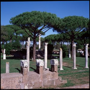 Roma sanatı: Ostia arkeolojik alanı olan Ceres Tapınağı kalıntılarının görünümü by Roman