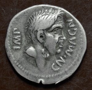 Büyük Pompee (Gneo Pompeo Magno veya Gnaeus Pompeius Magnus) tasvirli gümüş sikke by Roman