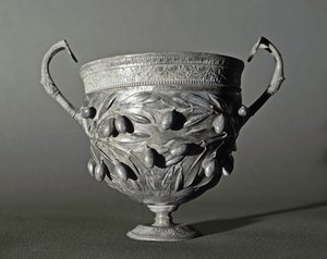 Zeytin dalı ile gümüş kantharos by Roman