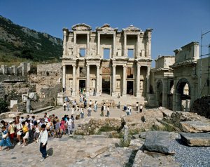 117 yılında inşa edilen Celsus kütüphanesinden bir görünüm. Frizden detay by Roman