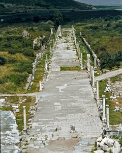 Limanı tiyatroya bağlayan Liman Yolu