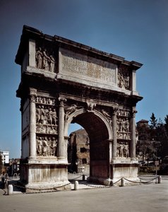 114 ile 117 yılları arasında inşa edilen Trajan Benevent kemerinin görünümü (fotoğraf) by Roman