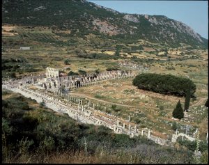 Küretler sokağının Celsus kütüphanesine doğru görünümü. by Roman