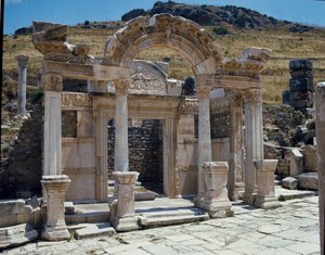 Curetes caddesindeki Hadrian tapınağının görünümü. by Roman