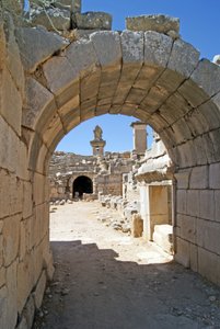 Xanthos tiyatrosunun tonozlu girişinden Orkestra çukuruna bakış, sütun ve Harpi mezarını gösteriyor, Xanthos, Türkiye (fotoğraf) by Roman