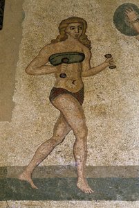 Genç Romalılar fiziksel egzersizler yaptılar. Böbreklerin etrafına peştamal ve göğüs üzerine bir strophium (sütyen atası) giyerler. Böbreklerin etrafında bir somun. Villa del Casale, Piazza Armerina (Sicilya) 3. - 4. yüzyıl Roma Mozaiği. by Roman