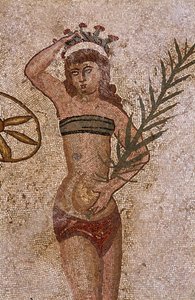 Genç Romalılar fiziksel egzersizler yapıyorlardı. Böbreklerin etrafına peştamal ve göğüs üzerine bir strophium (sütyen atası) giyerler. Böbreklerin etrafında bir somun. Ellerinde tuttukları hurma dalı ise zaferin simgesidir. 3. - 4. yüzyıla ait Vi Roma Moz by Roman