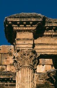Bacchus Tapınağı, saçak detayı, Yüksek İmparatorluk Dönemi MÖ 27 - MS 395 fotoğraf by Roman Imperial Period