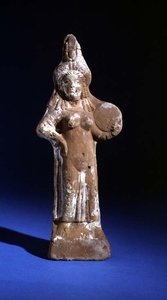 Bir timpanon tutan tanrıça İsis heykelciği (boyalı pişmiş toprak) by Roman Period Egyptian