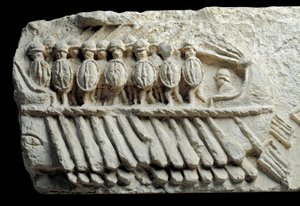 Silahlı asker taşıyan Bireme (Alçak kabartma) by Roman Roman