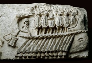 Silahlı askerleri taşıyan bir Roma bireme savaş gemisinin alçısı (kaya üzerinde kabartma) by Roman Roman