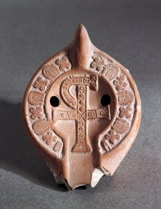 Chi-Rho, pişmiş toprak ile dekore edilmiş lamba by Roman Roman
