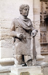 Roma İmparatorluğu altında Galyalı savaşçı (Roma tarzında giyinmiş), Lapidaire Müzesi, Avignon. by Roman Roman